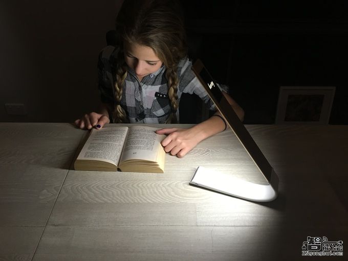 超级方便！这个护眼灯哪里都能用 智能公会