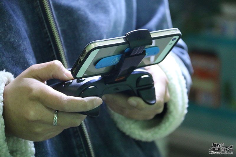 重新定义手游新玩法 这个手柄燃起了我的游戏欲 智能公会