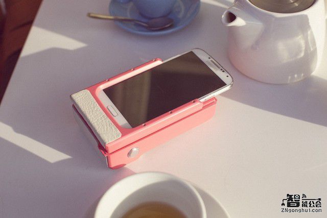 炫酷！这款手机壳可以让你的手机瞬间变身拍立得 智能公会