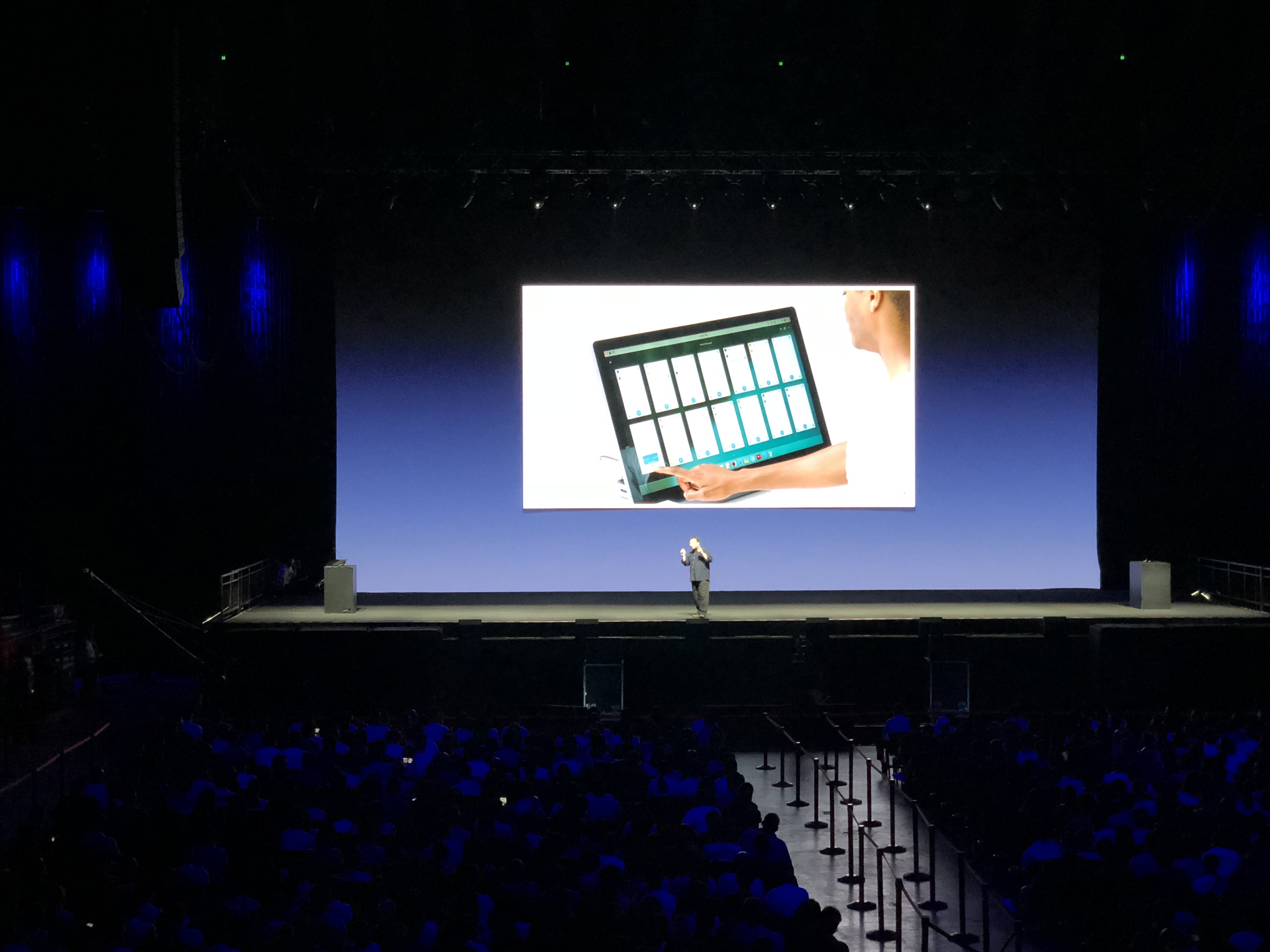 当理解不再万岁时 坚果Pro 2S发布会上老罗又幽默了一把 智能公会