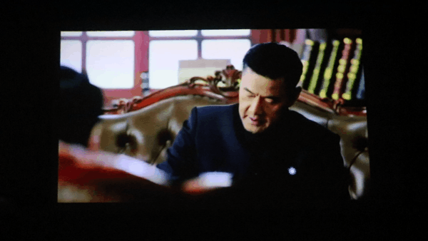 居家旅行投影神器 联想V5便携家用投影仪体验 智能公会