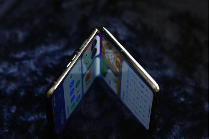 全系标配实用4寸大外屏 联想moto razr 50 Ultra AI元启掀旗舰小折叠普及风 智能公会