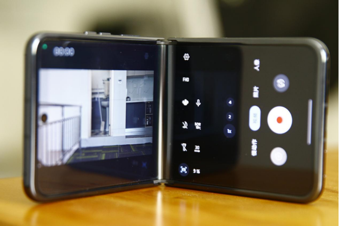 全系标配实用4寸大外屏 联想moto razr 50 Ultra AI元启掀旗舰小折叠普及风 智能公会