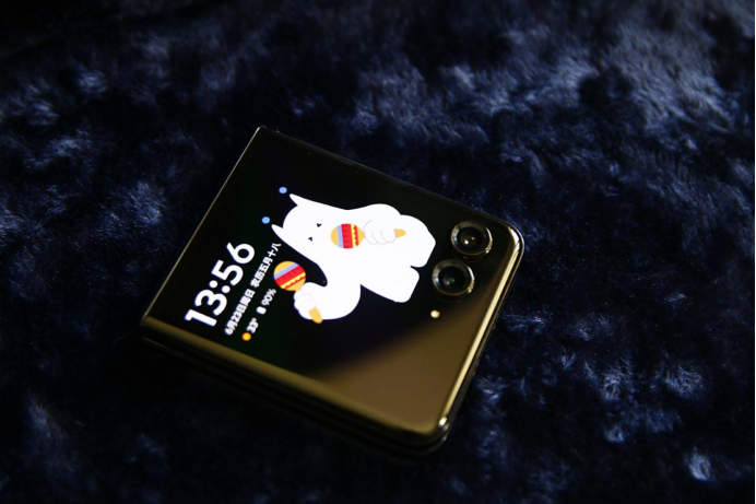全系标配实用4寸大外屏 联想moto razr 50 Ultra AI元启掀旗舰小折叠普及风 智能公会