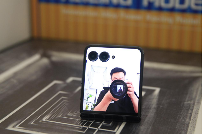 全系标配实用4寸大外屏 联想moto razr 50 Ultra AI元启掀旗舰小折叠普及风 智能公会