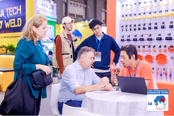 全产业链资源共享 海内外大牌齐聚 8万全球买家聚首 多元活动并举 智能公会